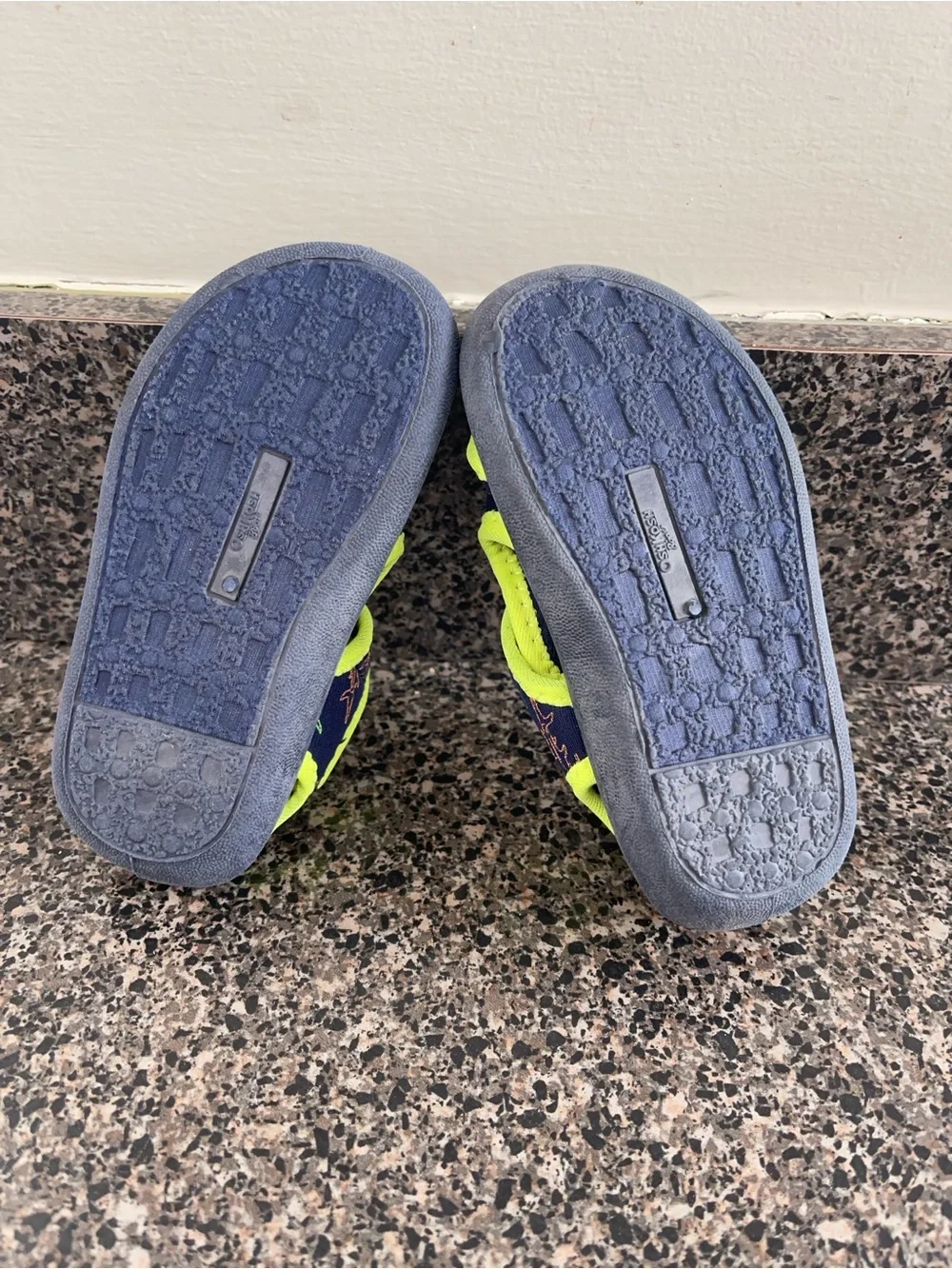 OshKosh B'gosh Navy Shark Print Kids Water Shoes with Neon Trim size 6